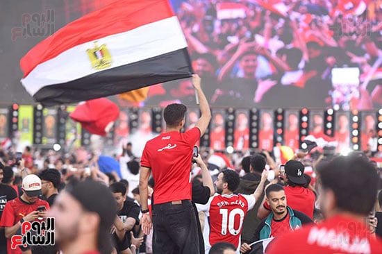 العلم المصري يحلق فالسماء