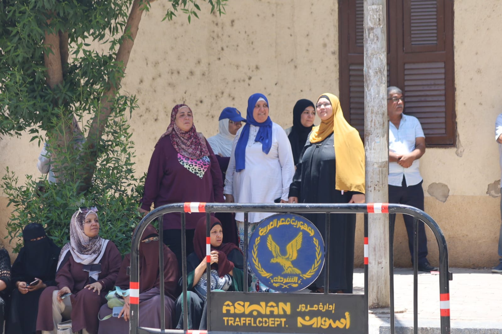أولياء الأمور يجلسون على الرصيف أولياء الأمور يجلسون على الرصيف
