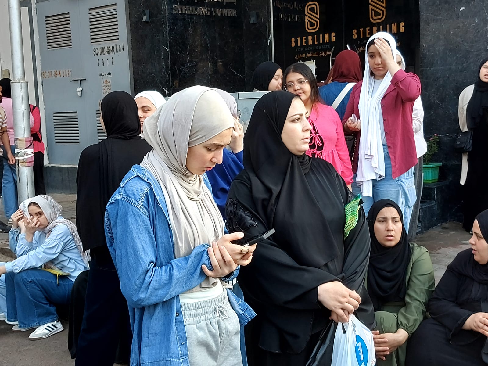  أولياء الأمور يساندون أبناءهم أمام اللجان