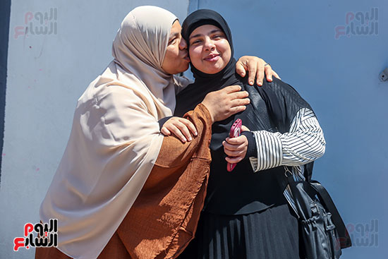سيدة تقبل ابنتها لسهولة الامتحان سيدة تقبل ابنتها لسهولة الامتحان