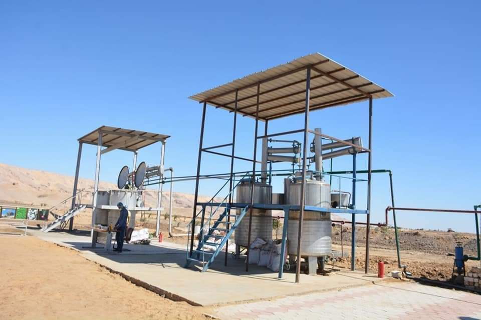 مراحل تقطير الزيوت العطرية بالوادى الجديد