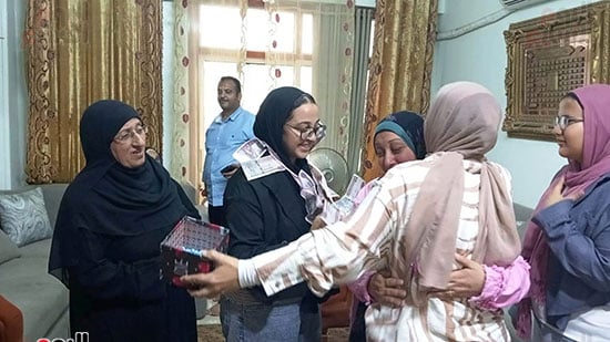 خالة-مريم-تهدي-لها-عقد-فلوس خالة-مريم-تهدي-لها-عقد-فلوس
