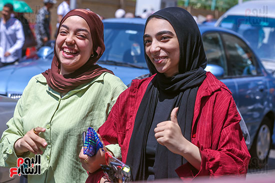 فرحة الطالبات لسهولة الامتحان (1)