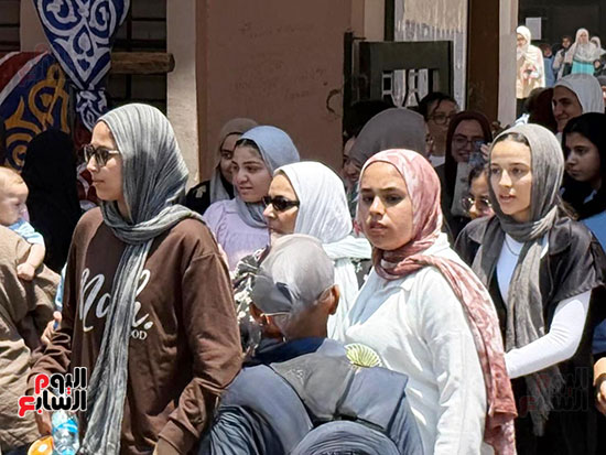 خروج الطالبات بمدرسة الشيخ زايد خروج الطالبات بمدرسة الشيخ زايد