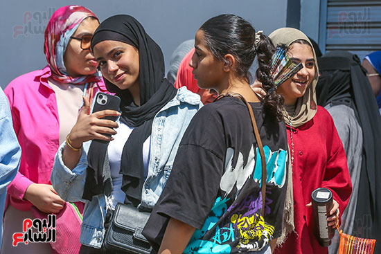 فرحة الطالبات لسهولة الامتحان (2)