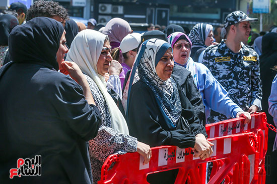 انتظار الأمهات لخروج الطالبات انتظار الأمهات لخروج الطالبات