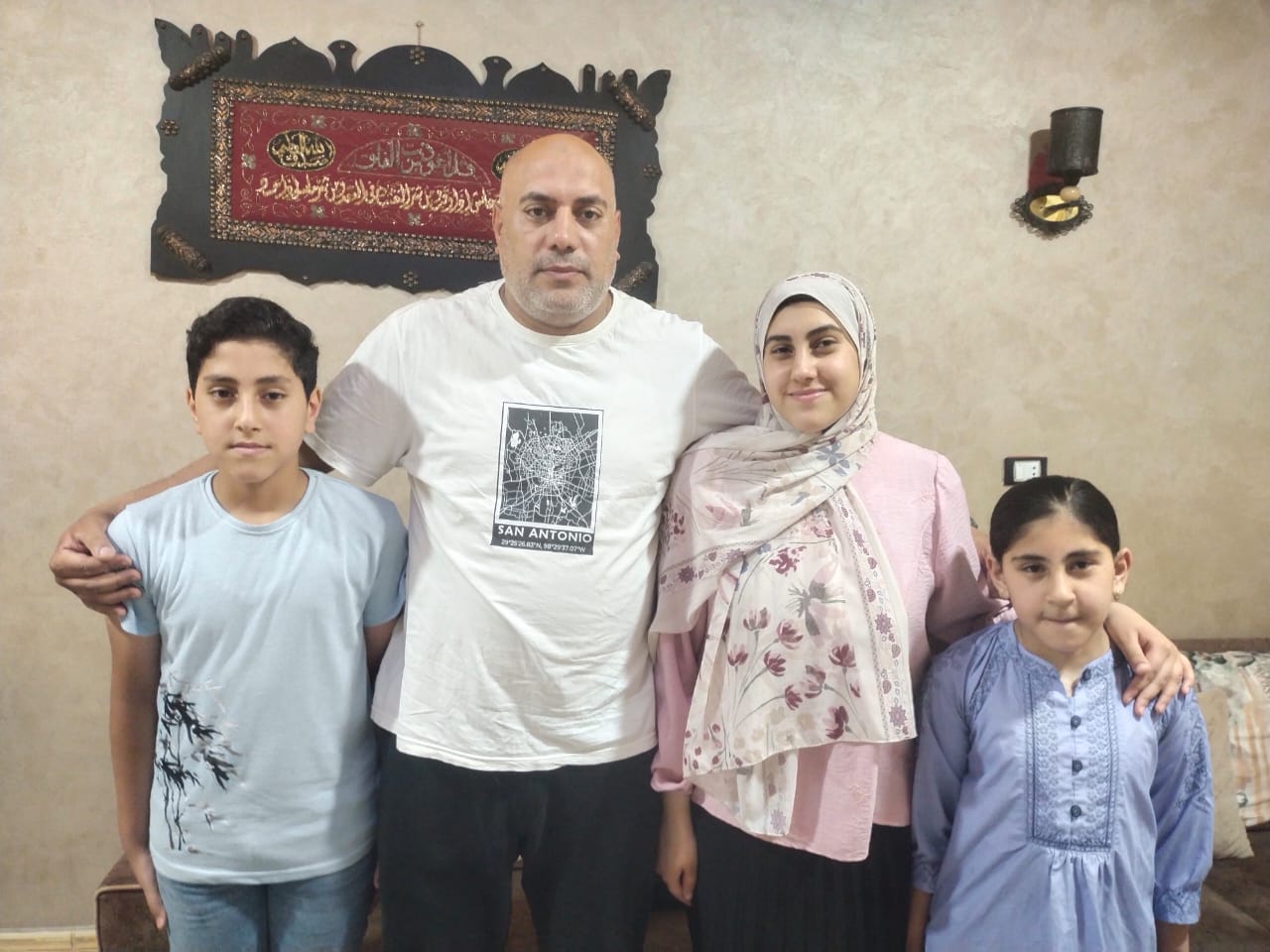 ملك مع والدها واشقائها