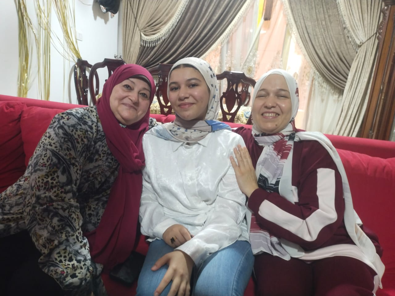 فرحة الأسرة بالطالبة بسنت