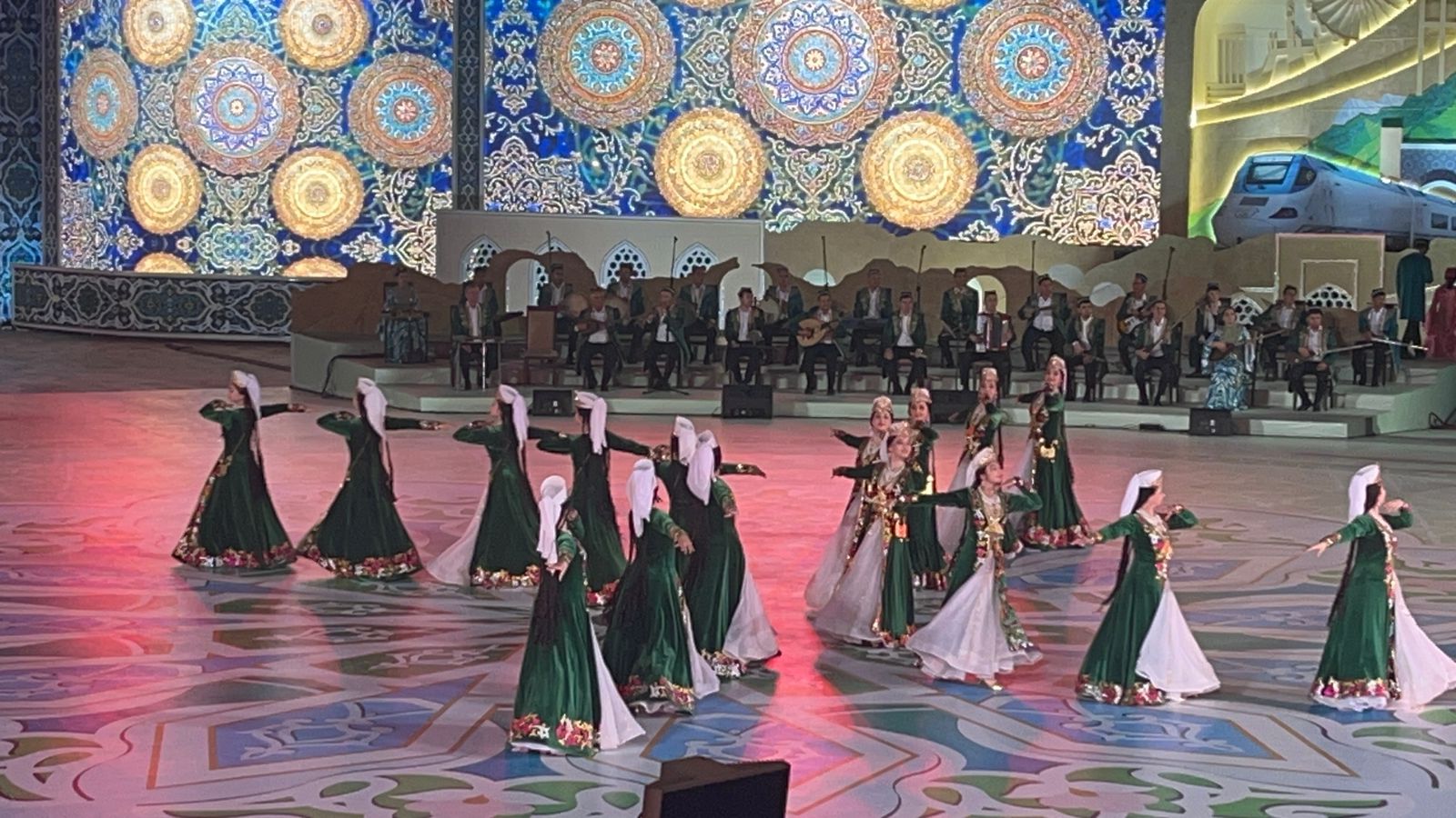 جانب من الرقصات بالزي التقليدي