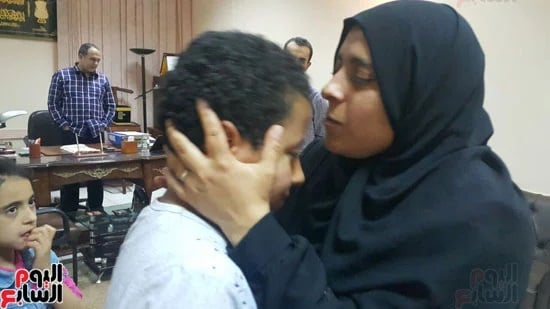 لحظة لقاء الأم بنجلها