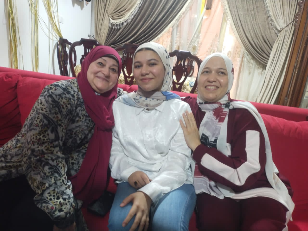 بسنت ووالدتها وجدتها