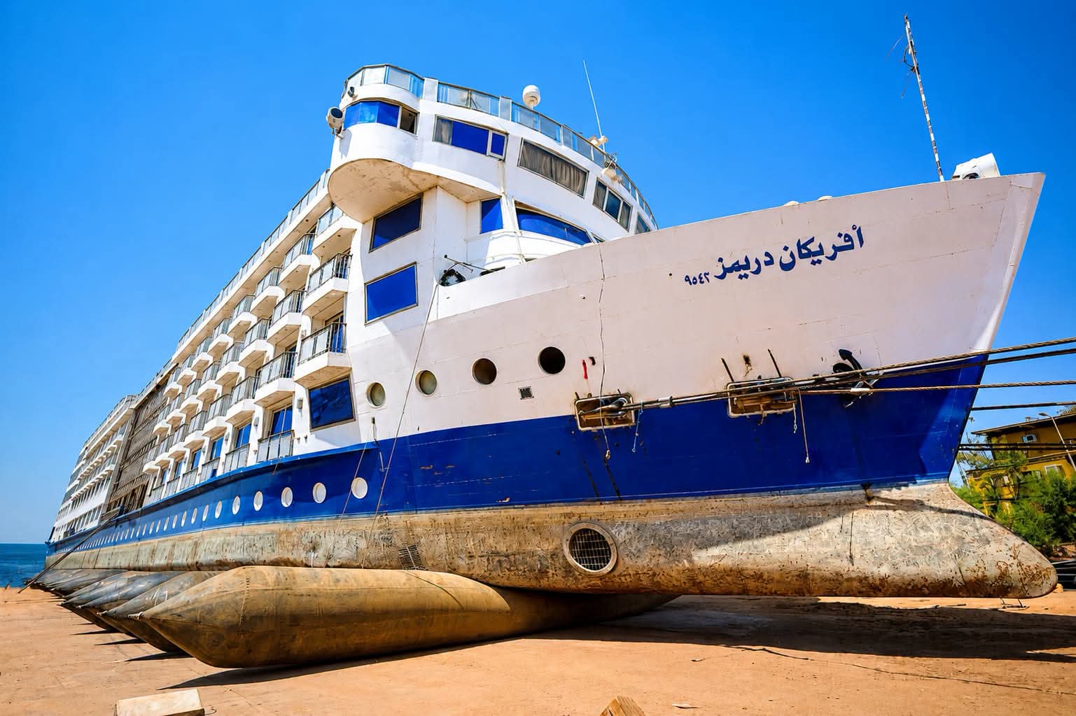 محاولات تعويم الباخرة