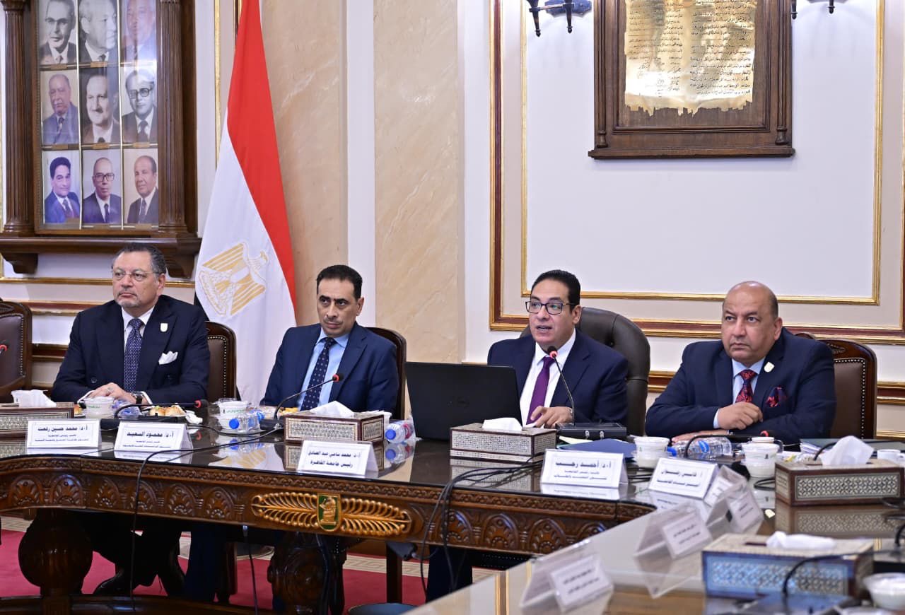 مجلس جامعة القاهرة يهنئ الرئيس عبد الفتاح السيسي (3)