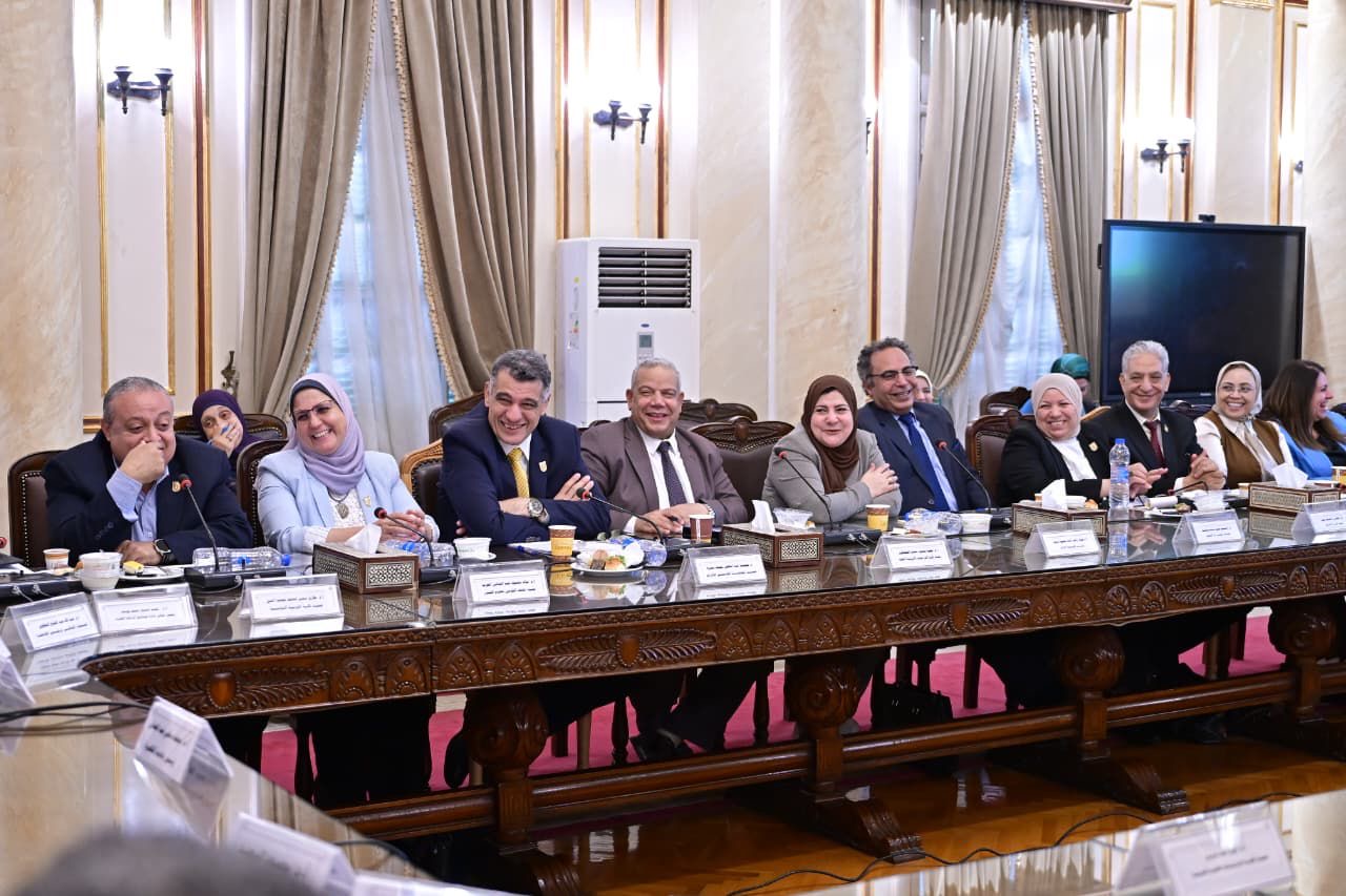 مجلس جامعة القاهرة يهنئ الرئيس عبد الفتاح السيسي (2)