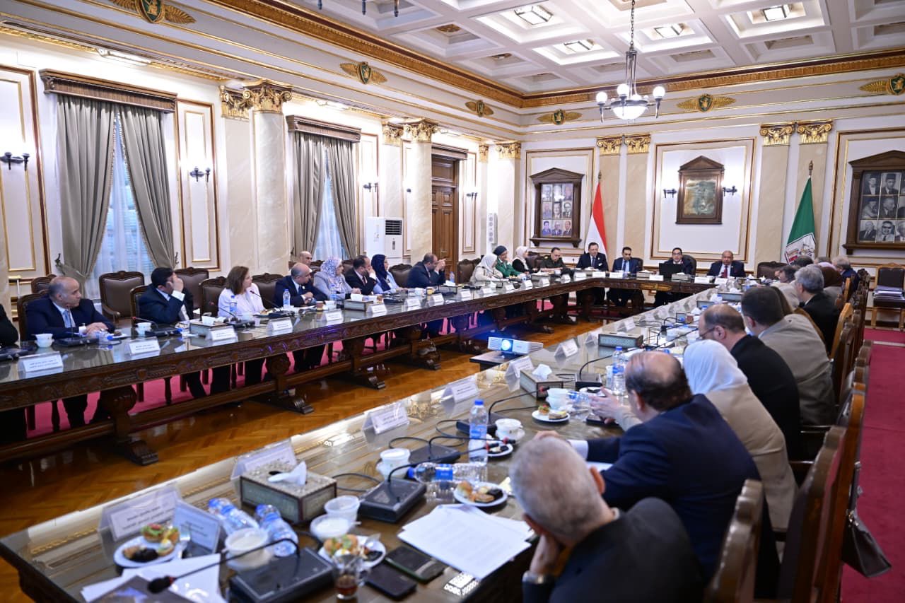 مجلس جامعة القاهرة يهنئ الرئيس عبد الفتاح السيسي (1)