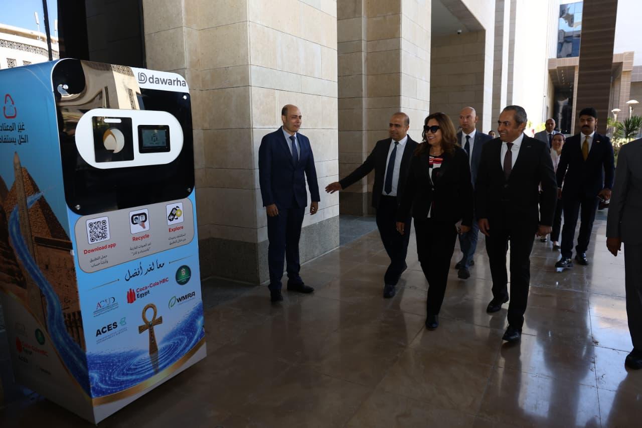 جانب من جولة الوزيرة بالحى الحكومى