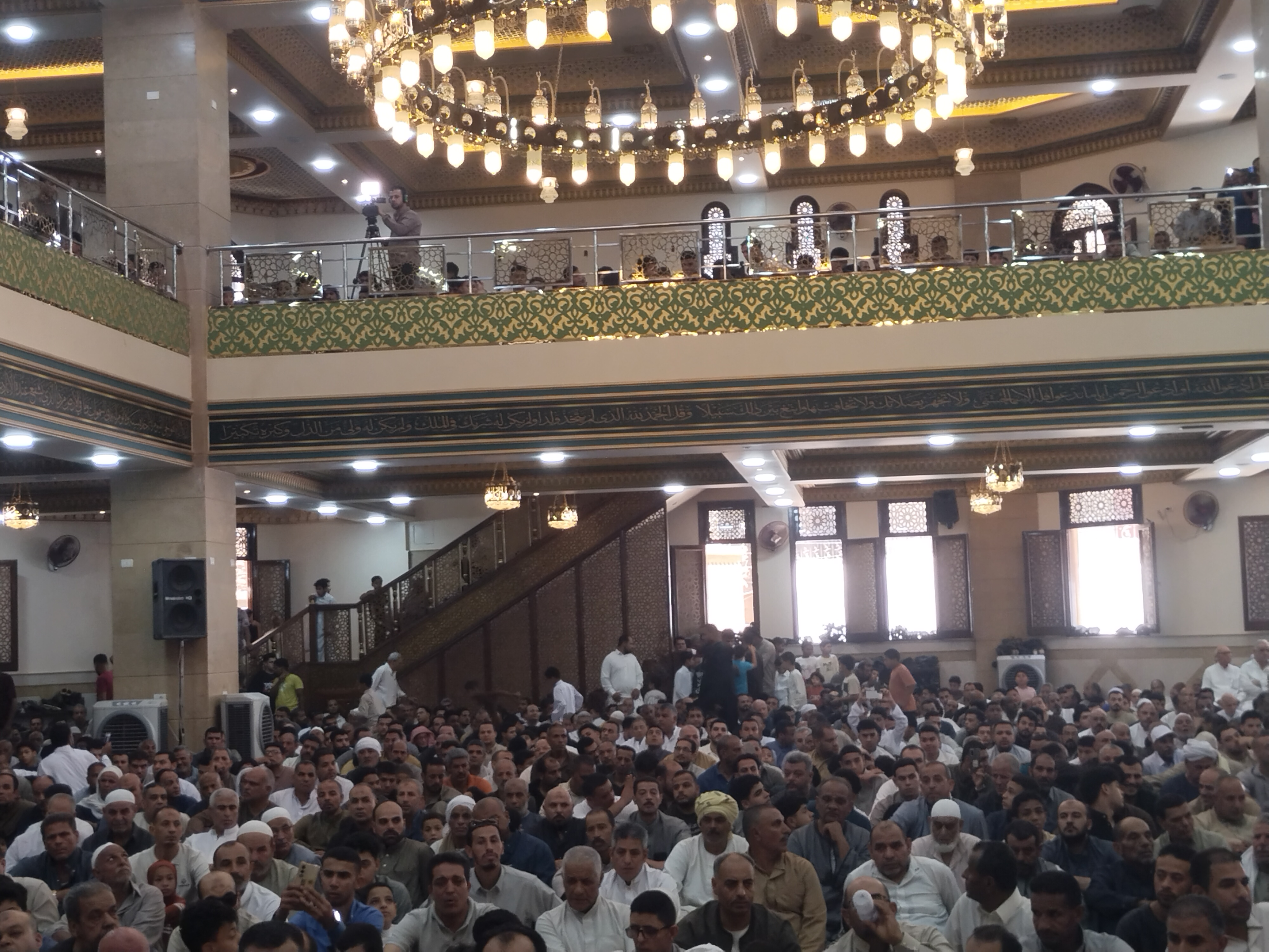 حضور كبير بالمسجد