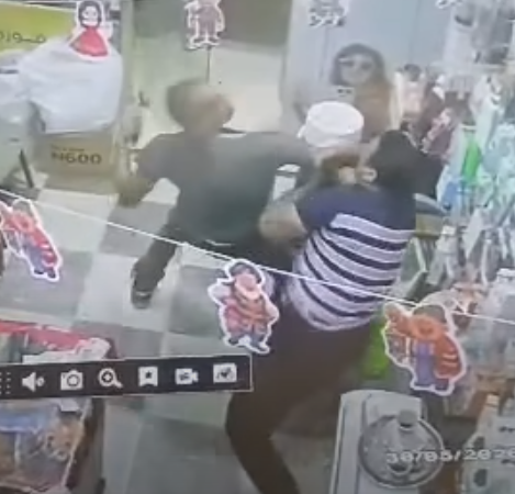 المتهم يسدد ضربات للمجني عليه