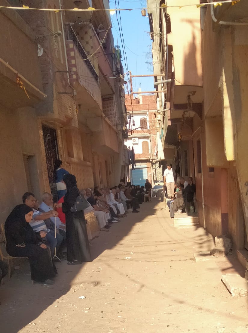 أمام منزل الطالبة جني هاني