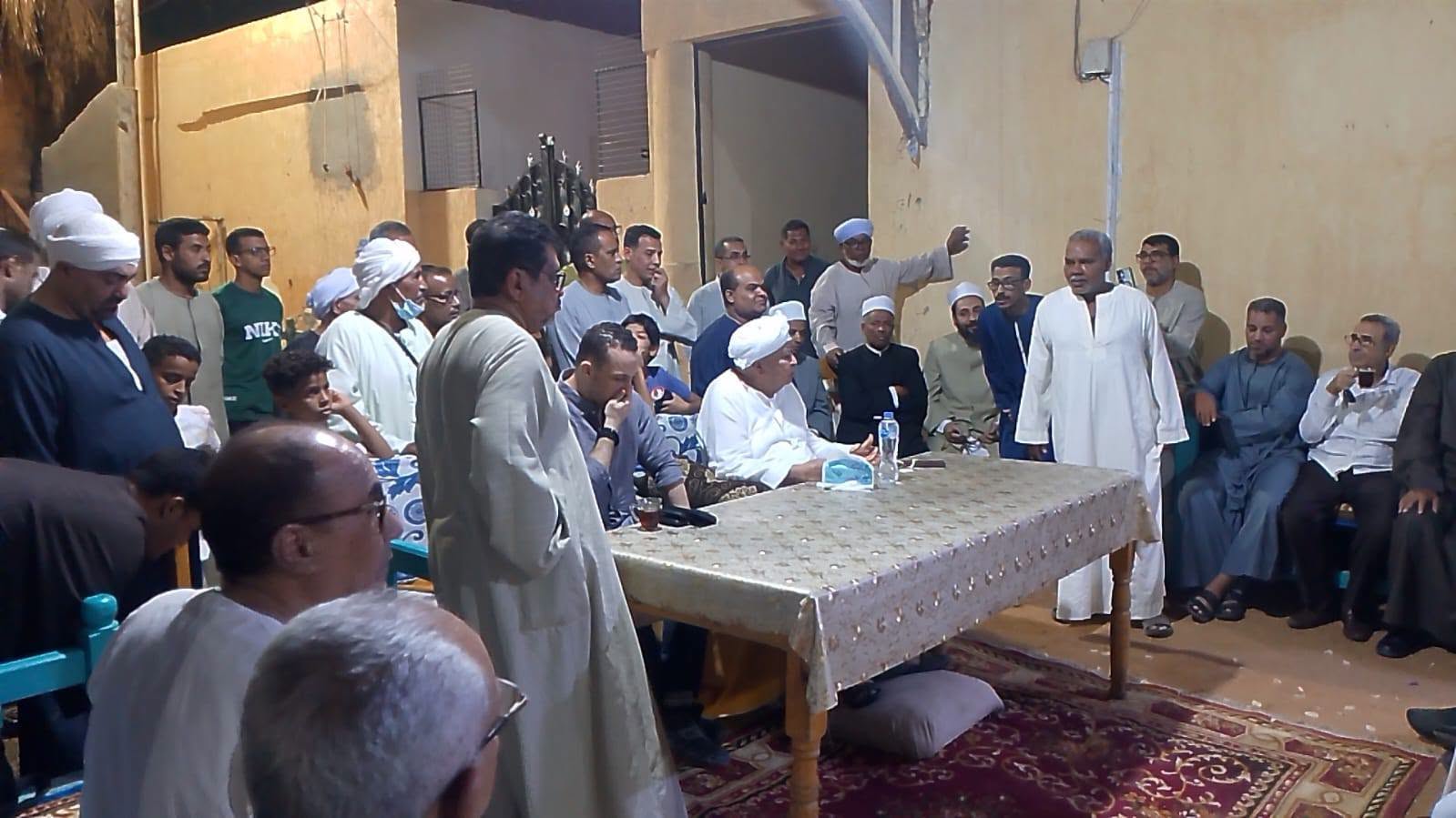 جلسة مصالحة عرفية بين عائلتى الحساسنة والهوارة بساحة الشيخ الطيب
