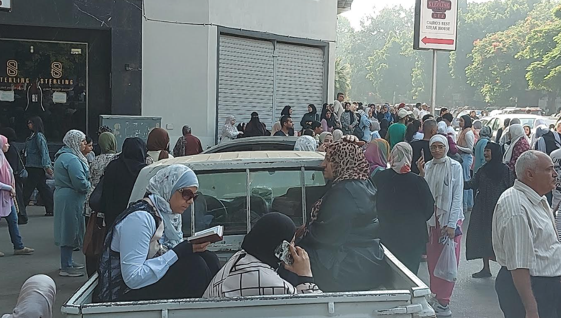 أولياء أمور في امتحانات الثانوية العامة