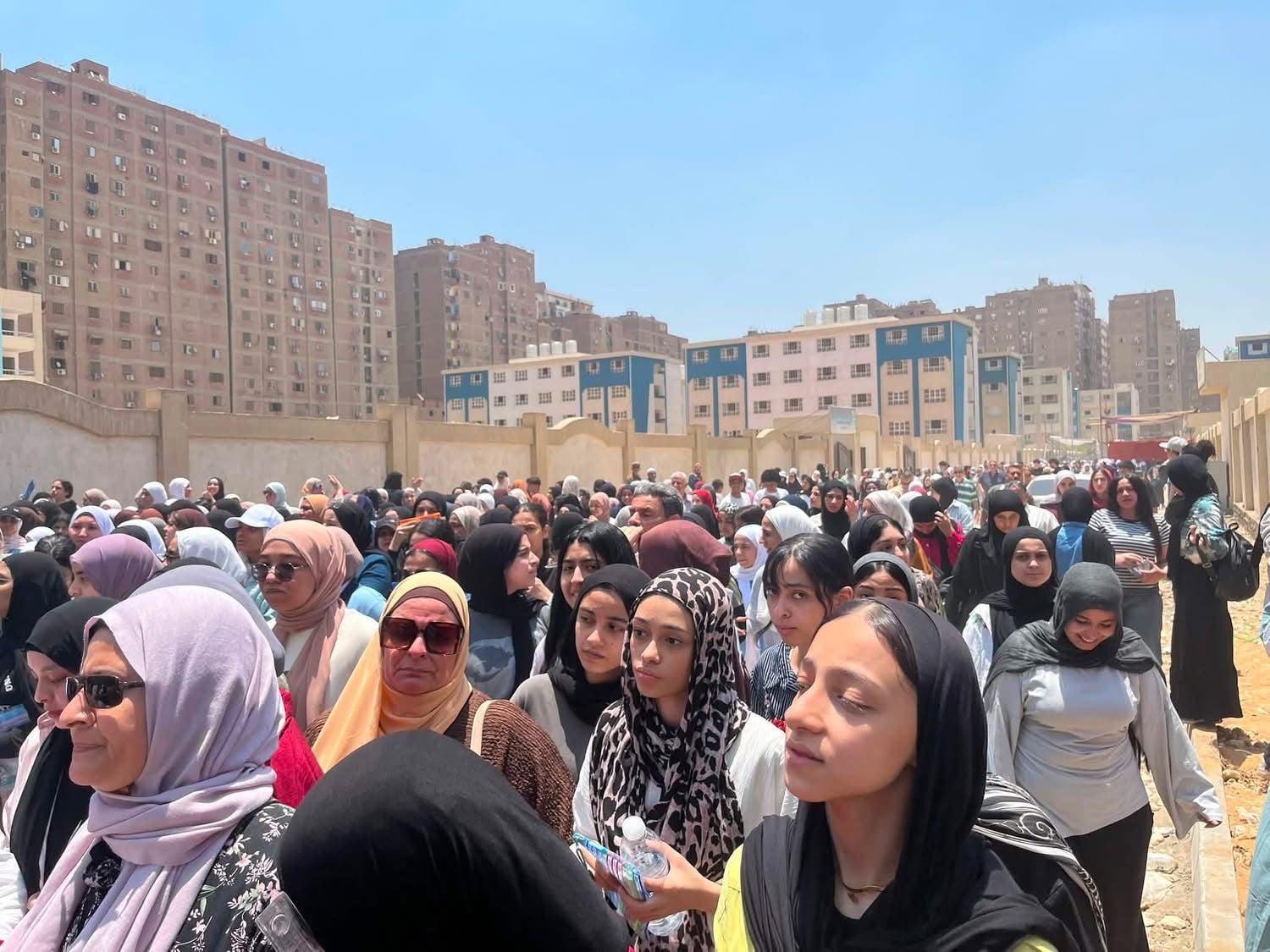 طلاب الثانوية العامة قبل دخول الامتحان