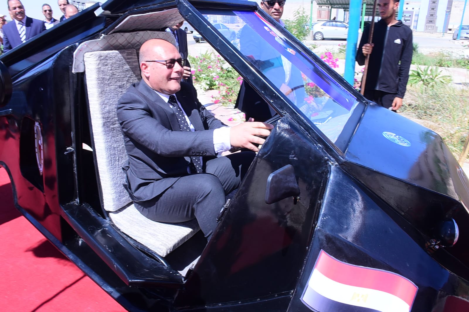 رئيس الجامعة يقود السيارة