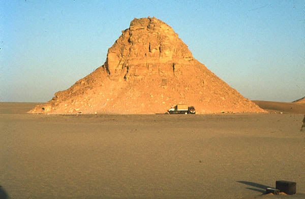 جانب من معالم درب ابو بلاص القدبم بالواحات