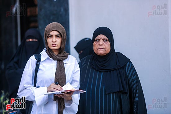 طالبة تراجع الامتحان