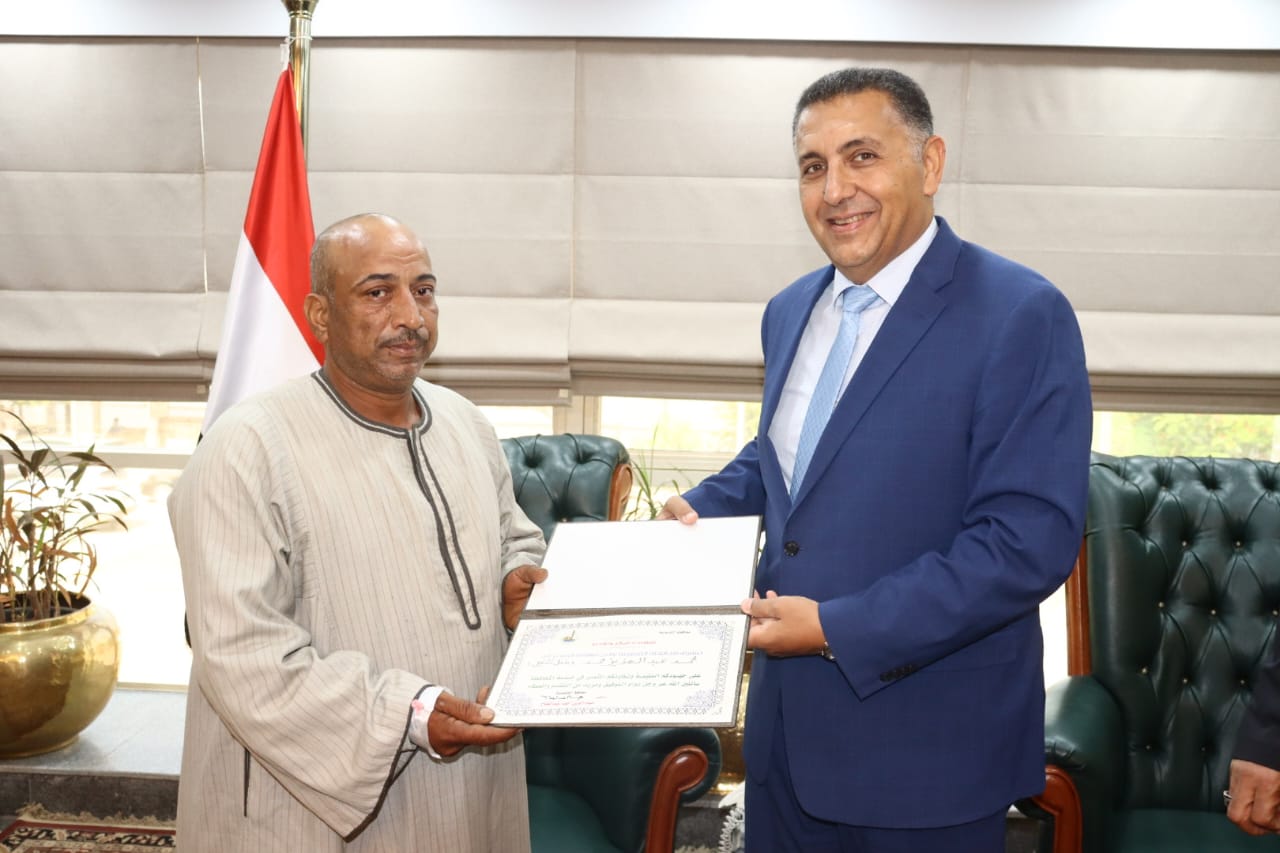 شهادة تكريم من المحافظ شهادة تكريم من المحافظ