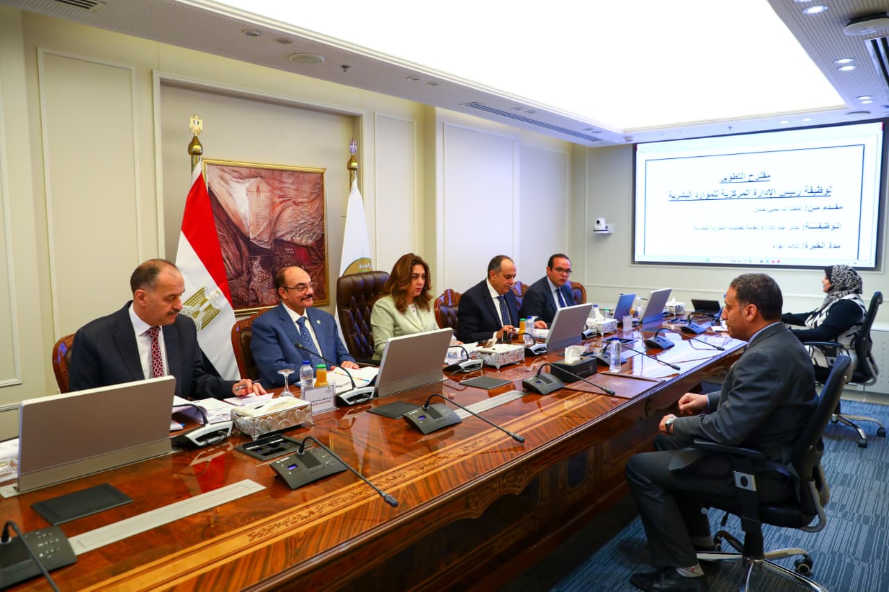 منال عوض في استقبل المتقدمين لشغل وظائف