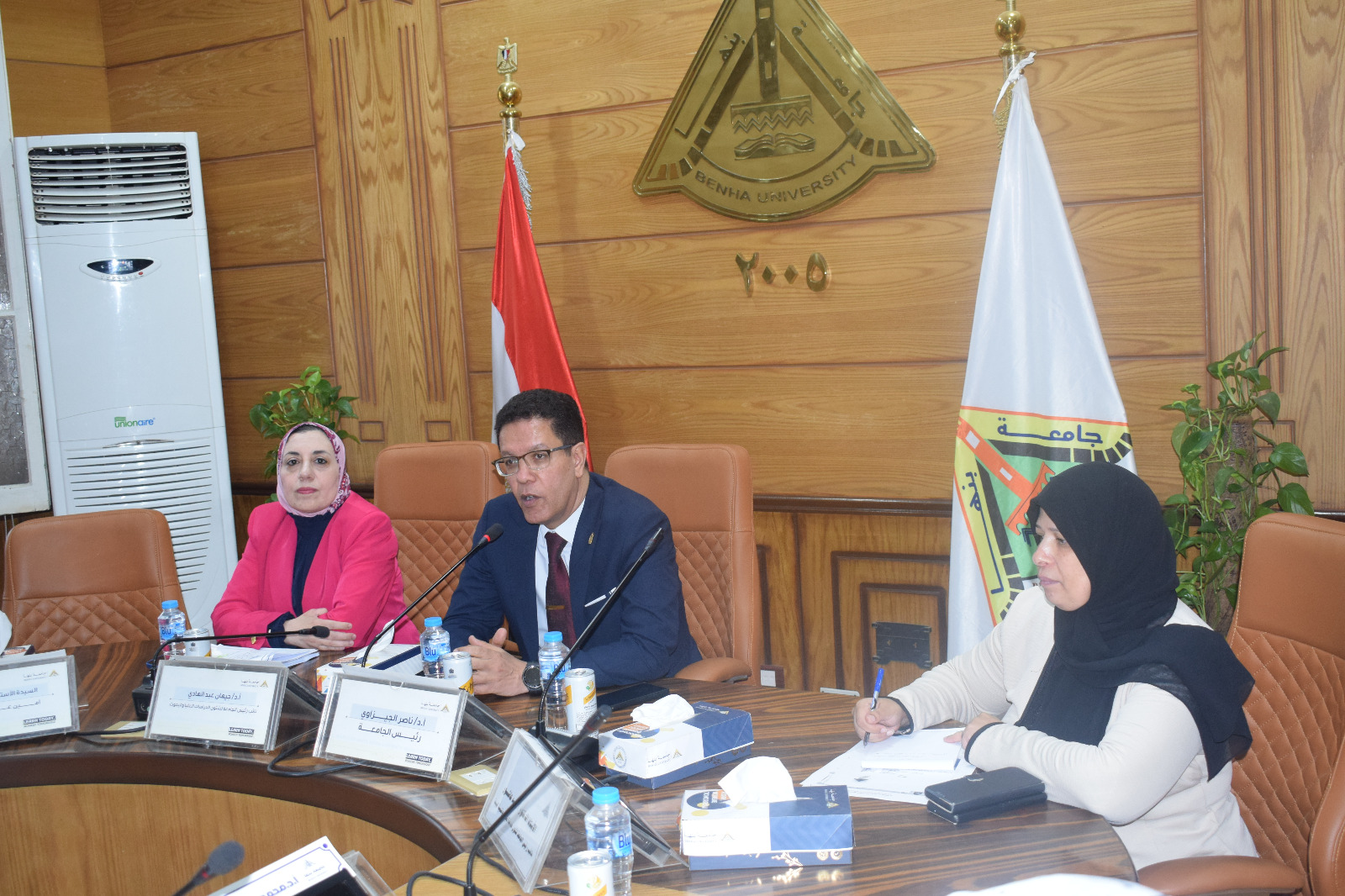 رئيس جامعة بنها خلال اللقاء