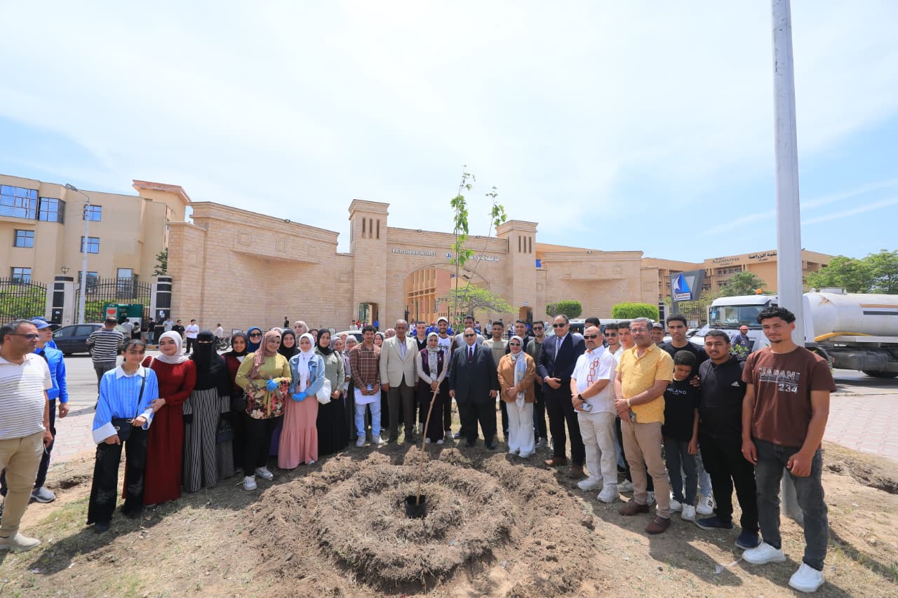 جانب من مبادرة الجامعة لزلاراعة الاشجار