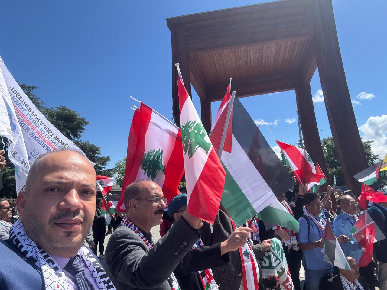أعلام فلسطين ولبنان فى وقفة تضامنيه أمام الأمم المتحدة بجنيف