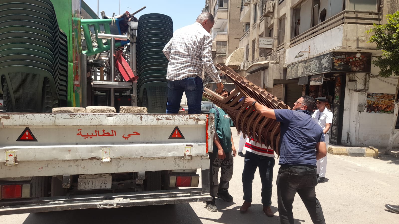 رفع إشغالات المحال والمقاهي في الطالبية (2)