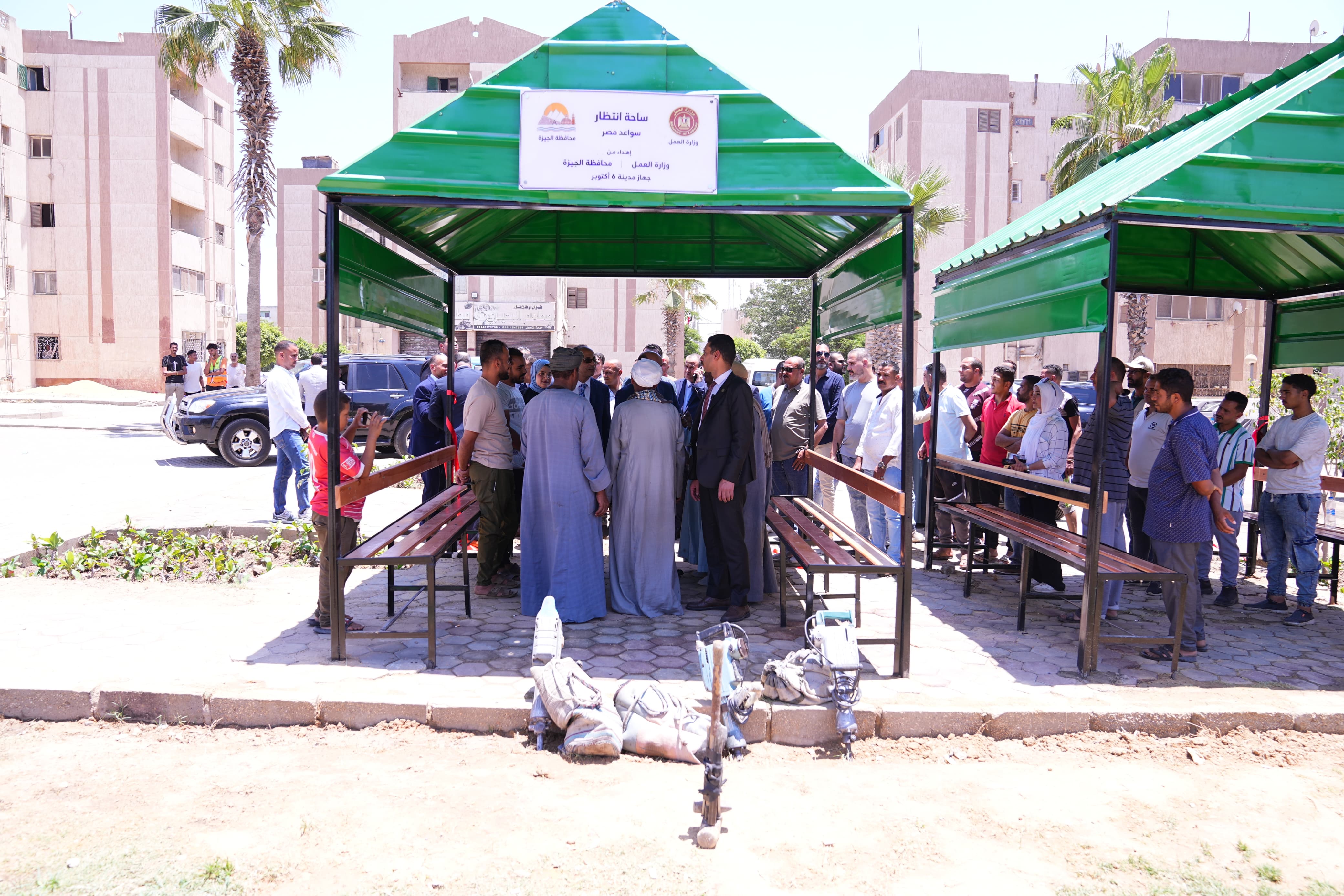 جانب من ساحة الانتظار جانب من ساحة الانتظار