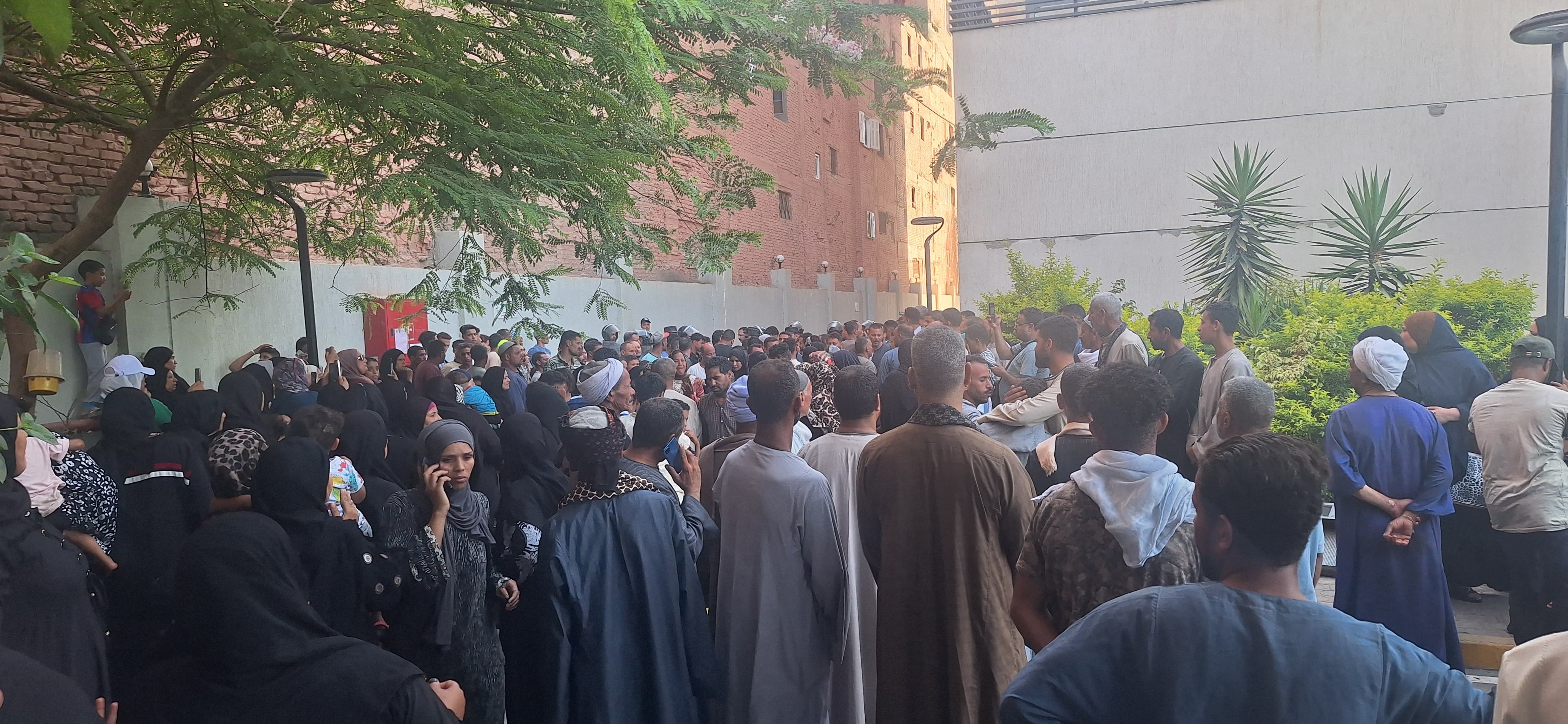 الاهالى يودعون الاطفال فى جنازة مهيبة