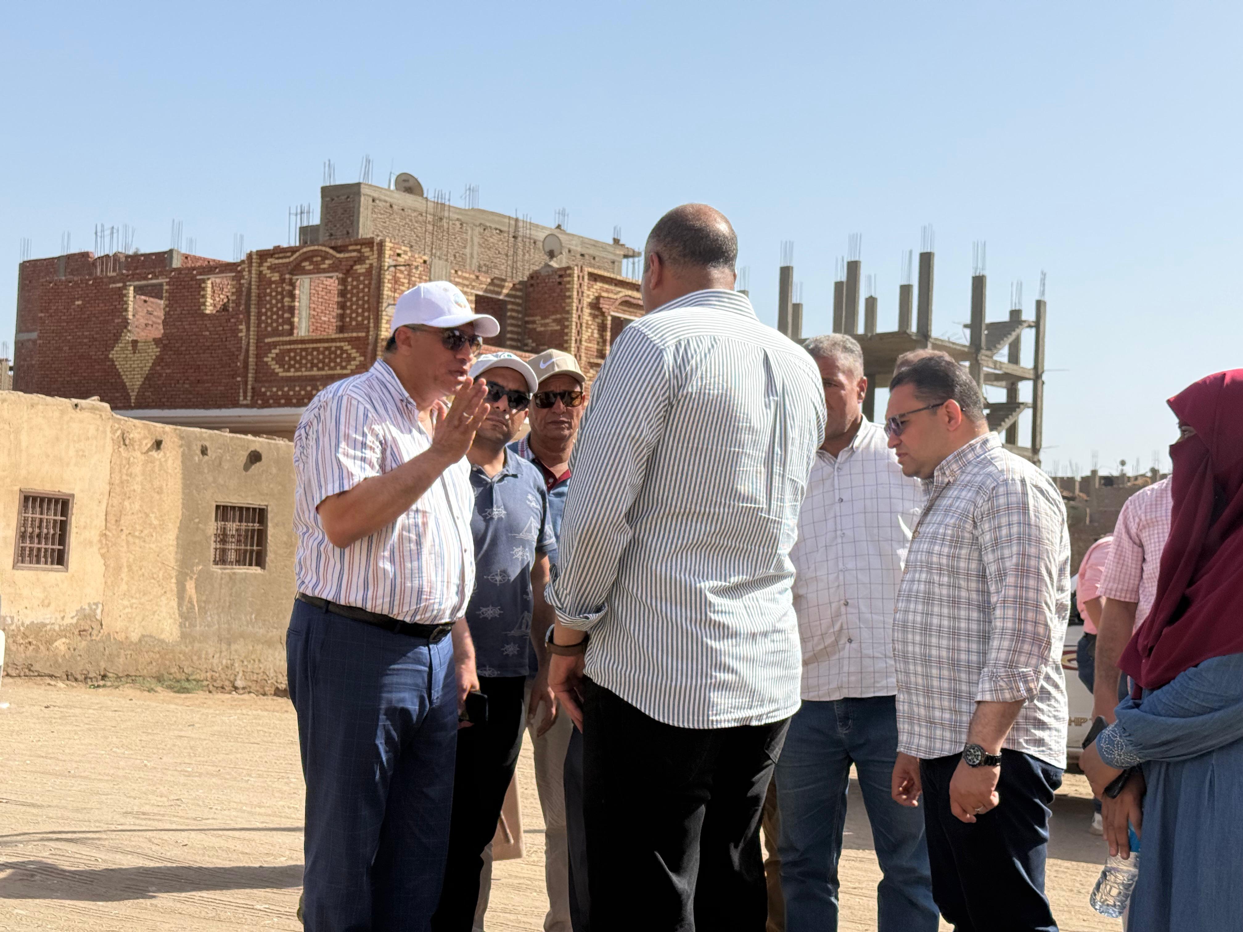محافظ قنا خلال الجولة