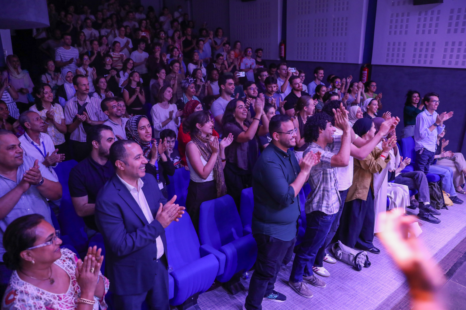 مسرحية من زاوية أخرى  (4)