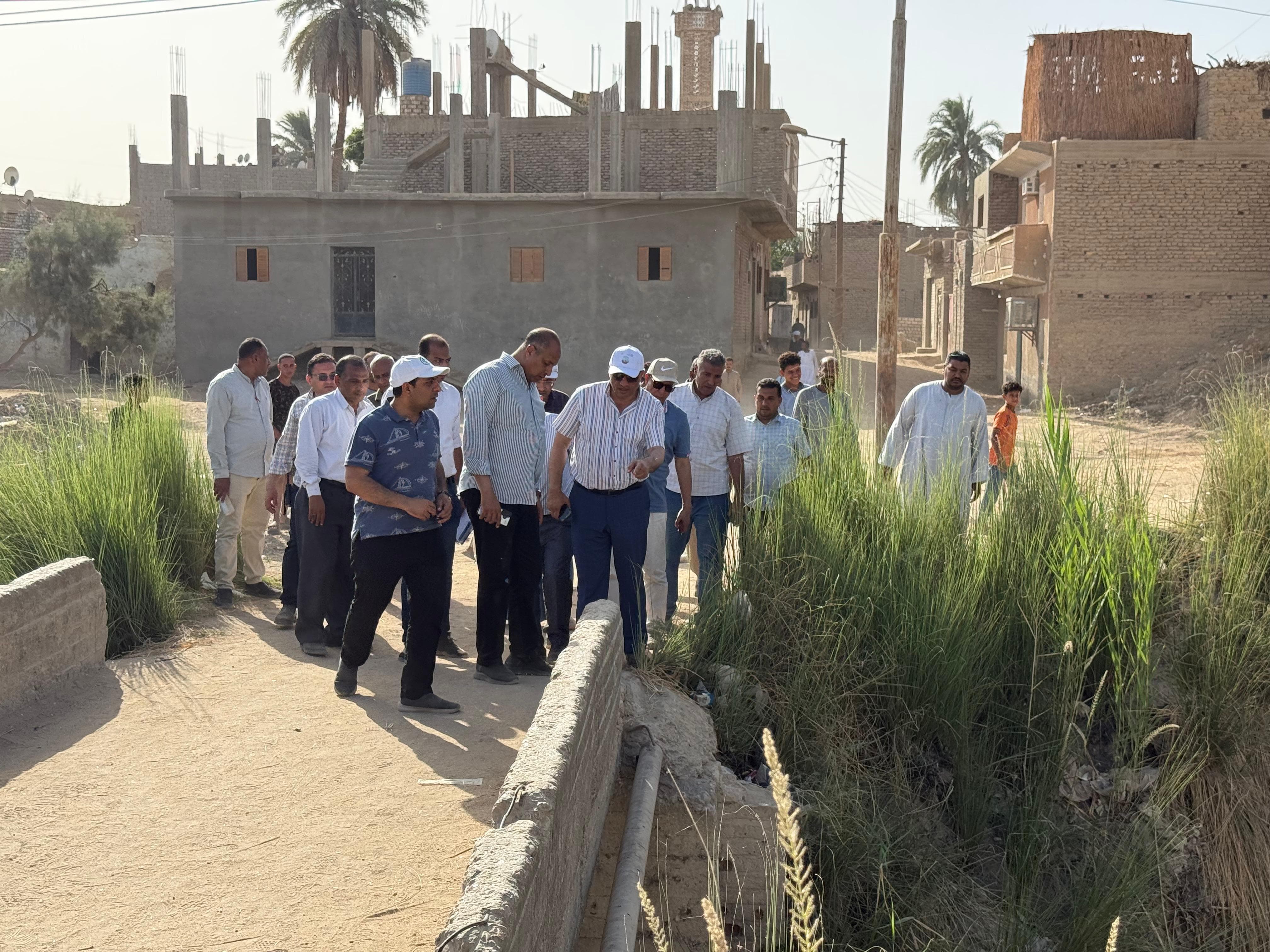 محافظ قنا خلال الجولة