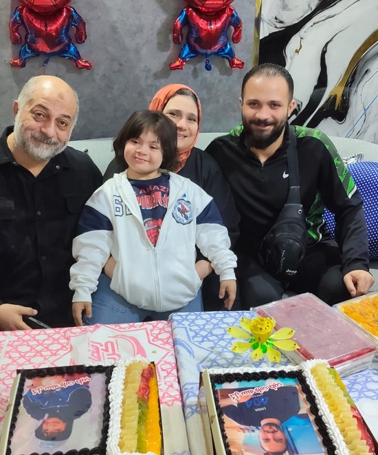الطفل أنس مع أسرته
