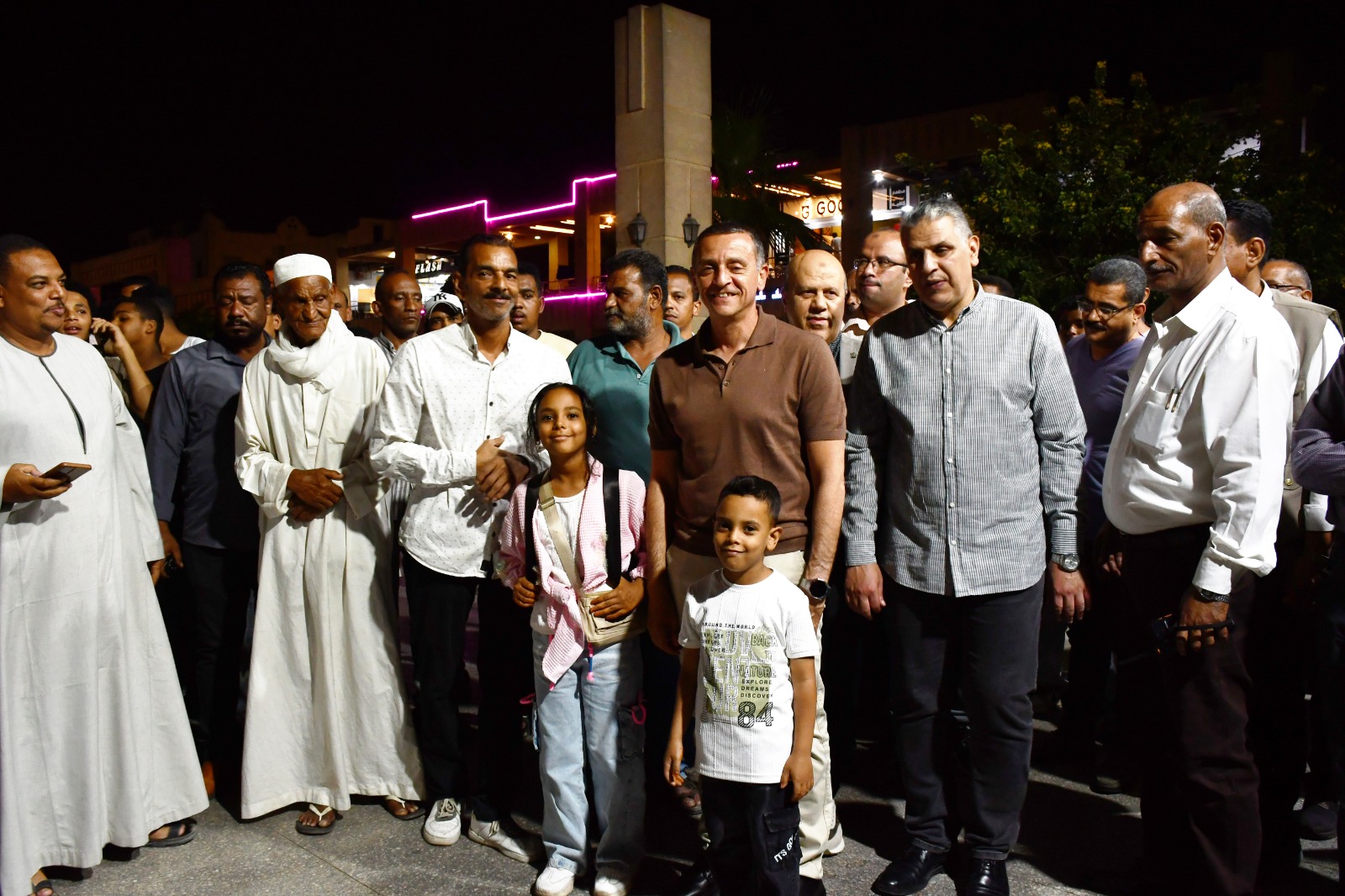 الجمهور مع المحافظ 