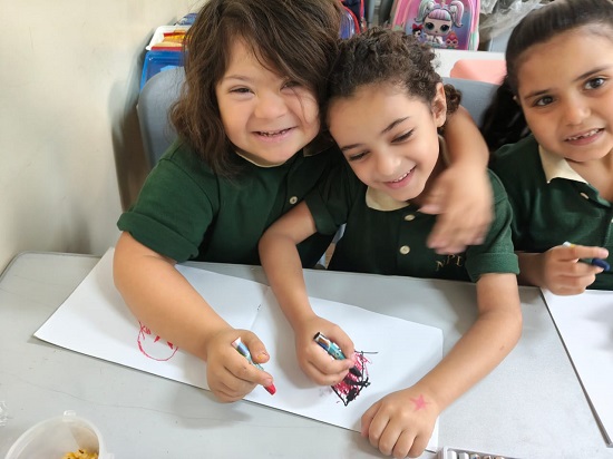 الطفل أنس مع زملائه بالمدرسة