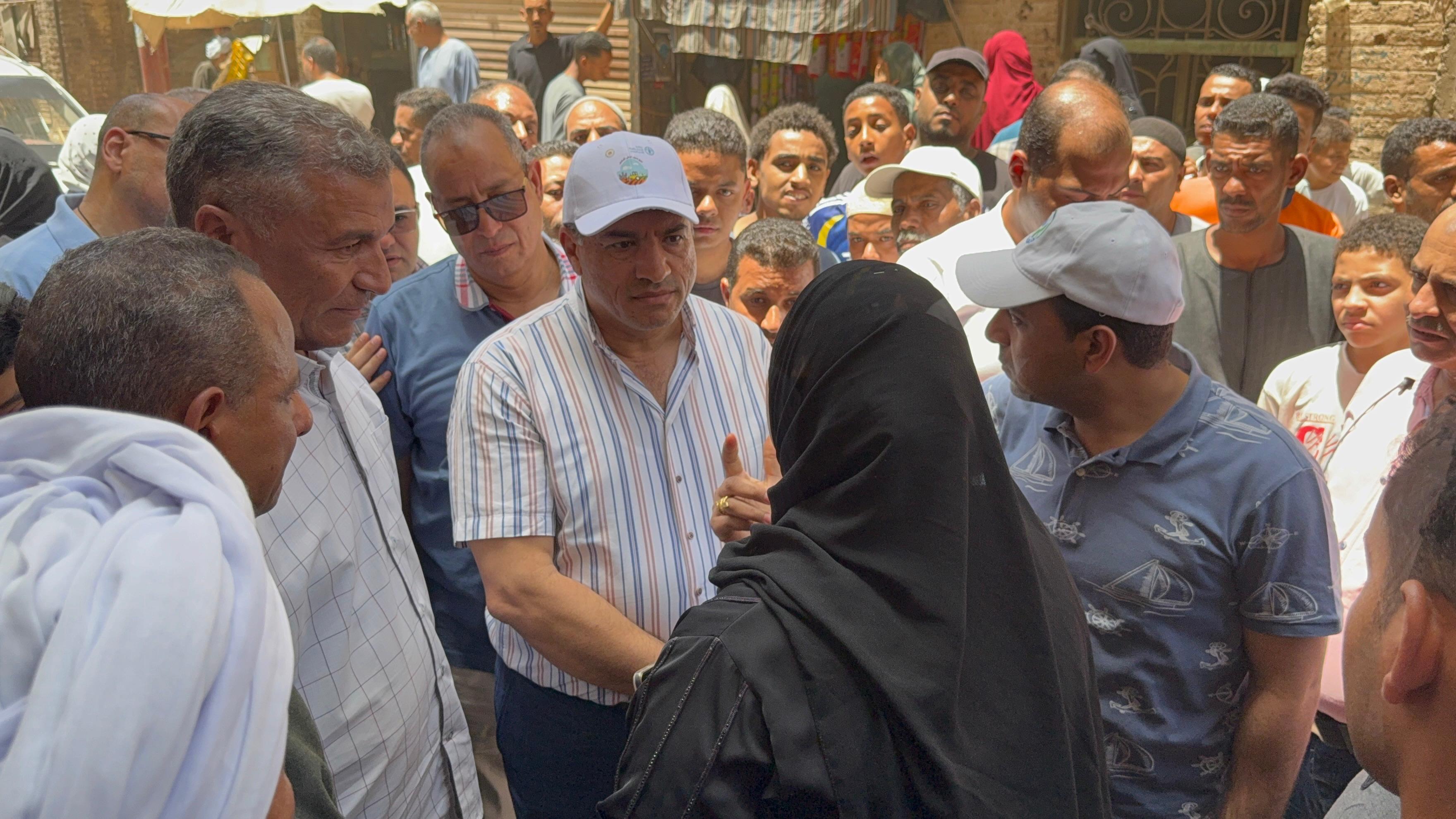 محافظ قنا يتحدث للمواطنين