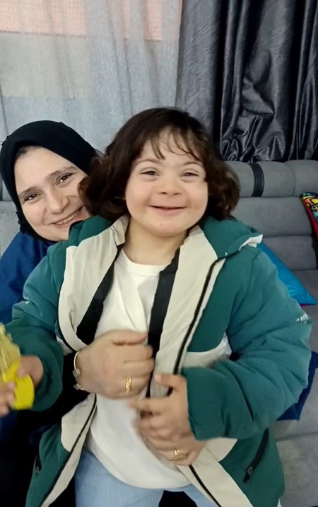 الطفل أنس ووالدته