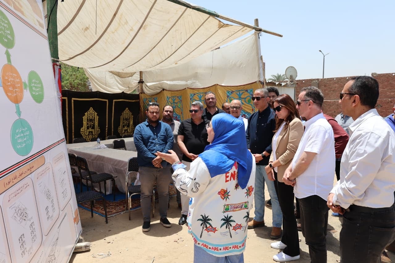 جانب من الوفد فى مجمع المدارس