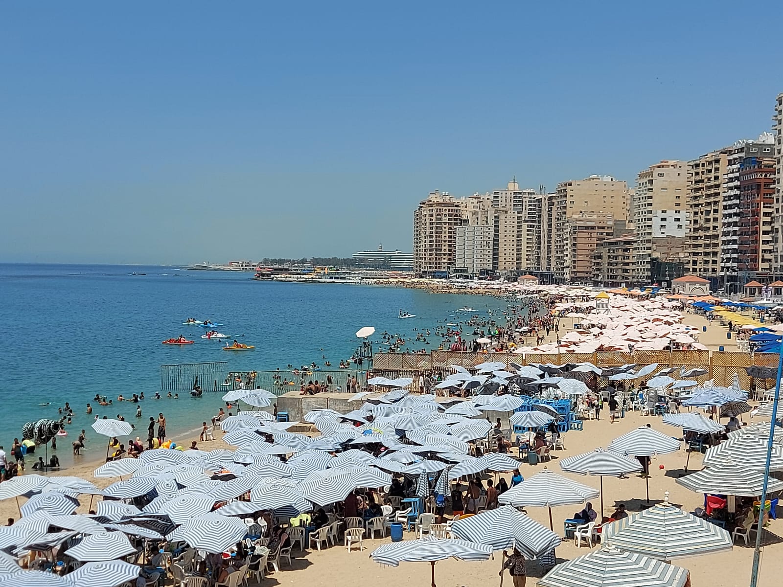 اقبال على الشواطئ 0