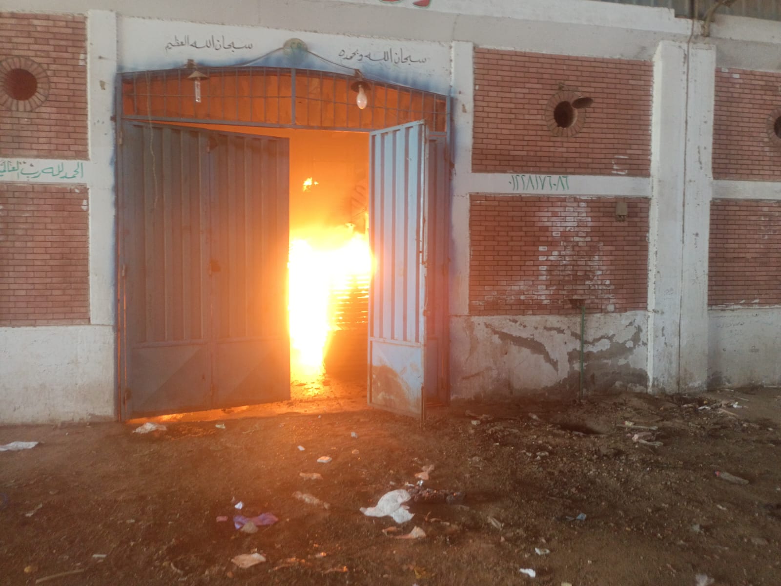 السيطرة على حريق داخل محل لبيع الكراتين فى سوق العبور.. صور السيطرة على حريق داخل محل لبيع الكراتين فى سوق العبور.. صور