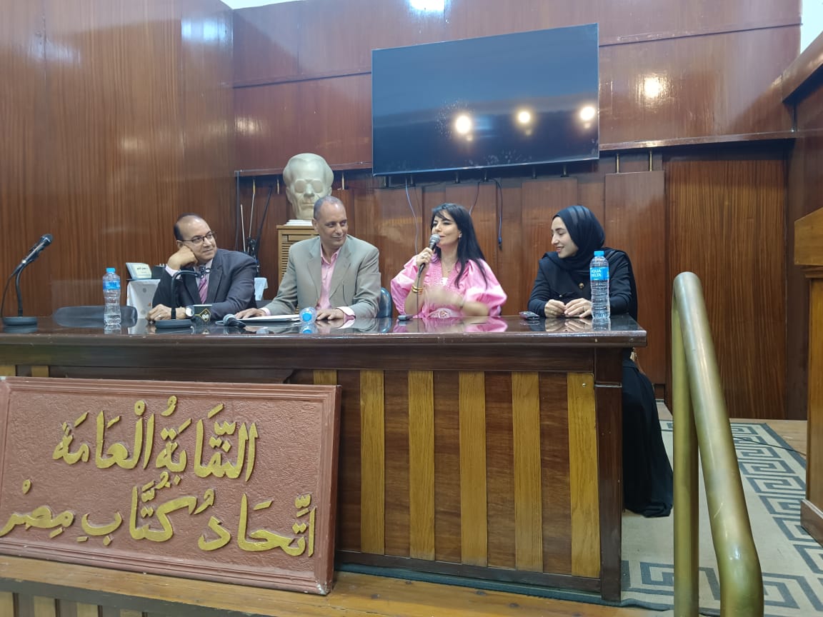 جانب من الندوة جانب من الندوة