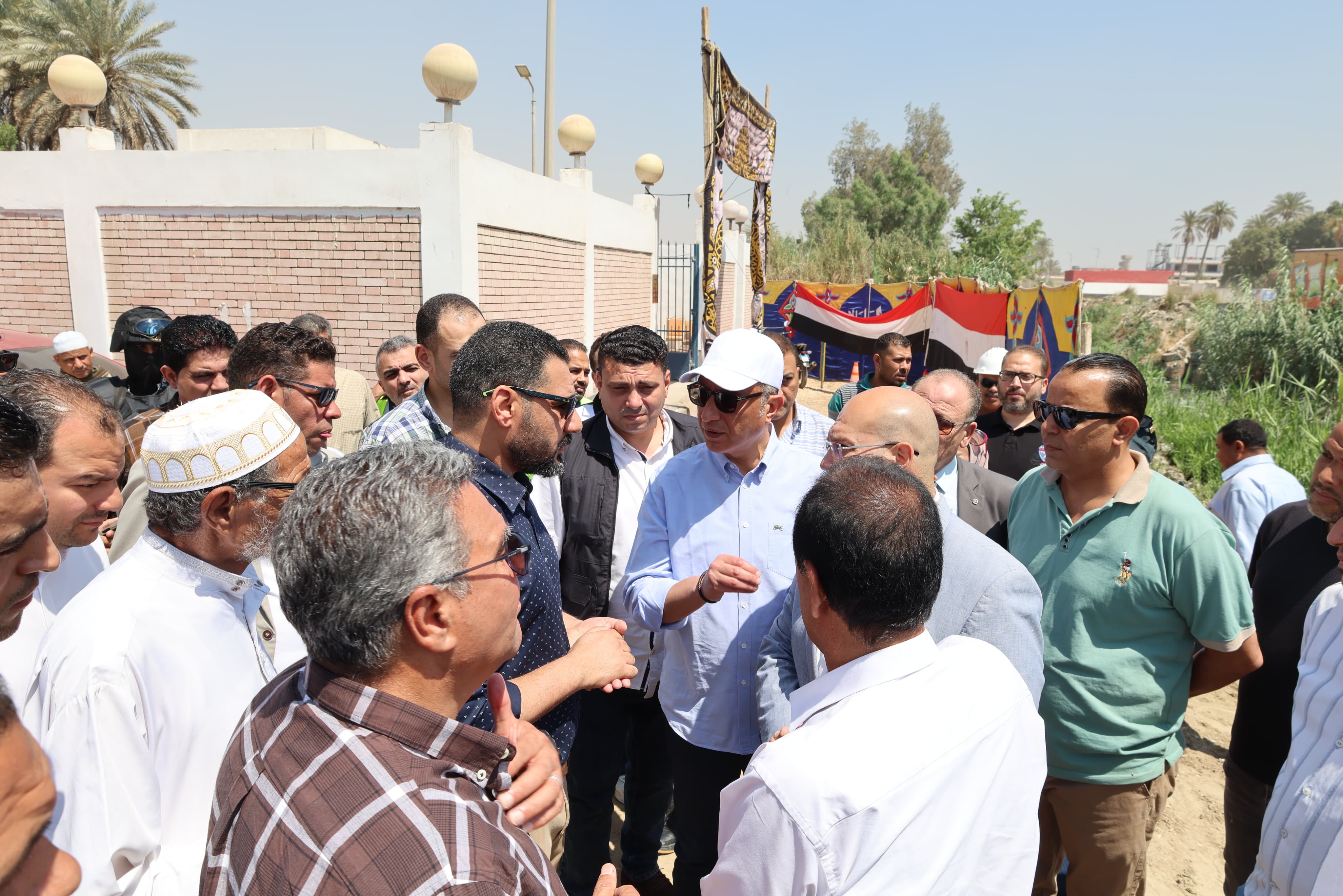 محافظ الجيزة يتفقد مشروعات الصرف الصحى فى مدينة أبو النمرس